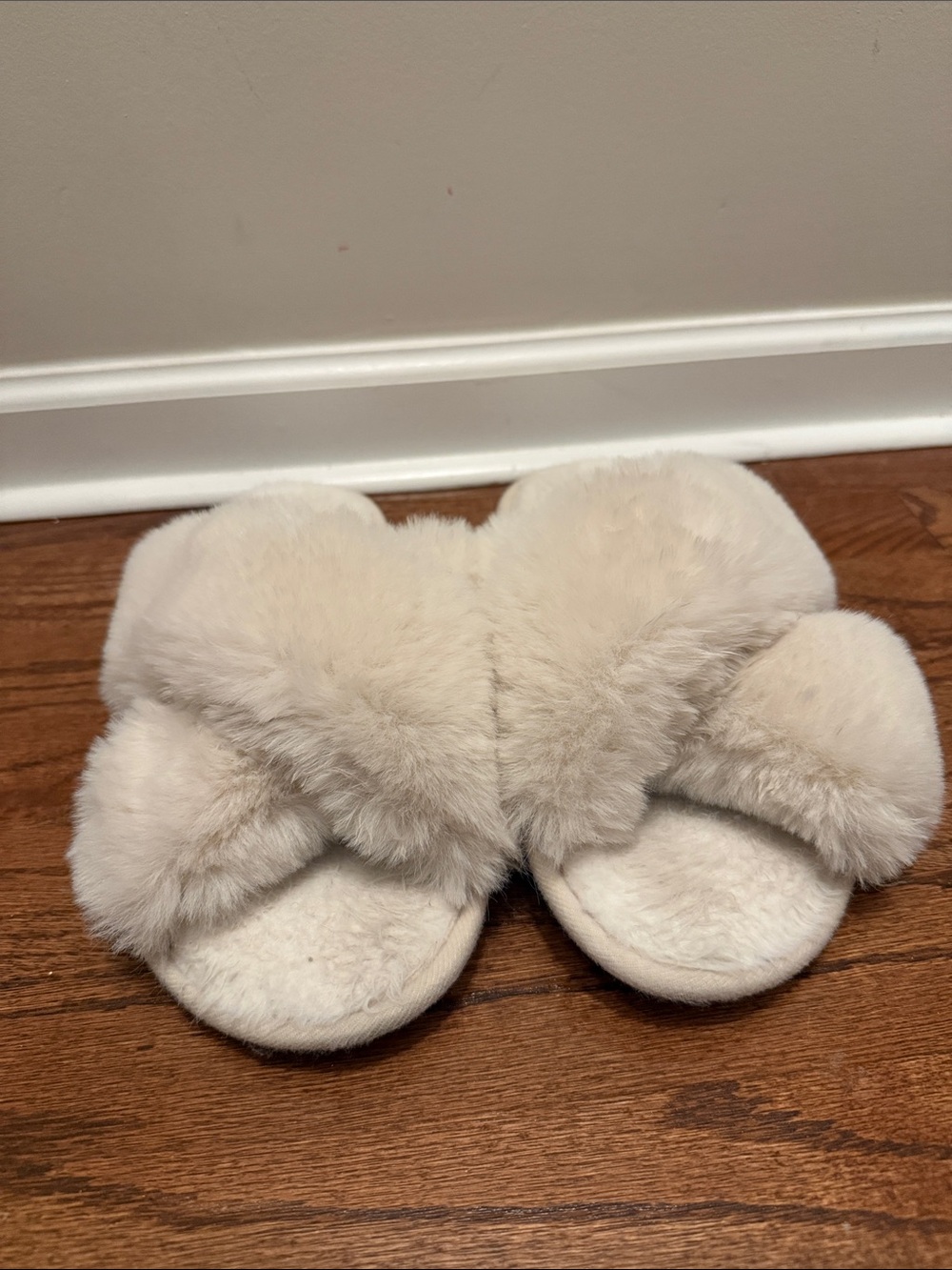 🥳 5 for $25 BUNDLE Cozy Crisscross Faux Fur Slide Slippers - Ivory
